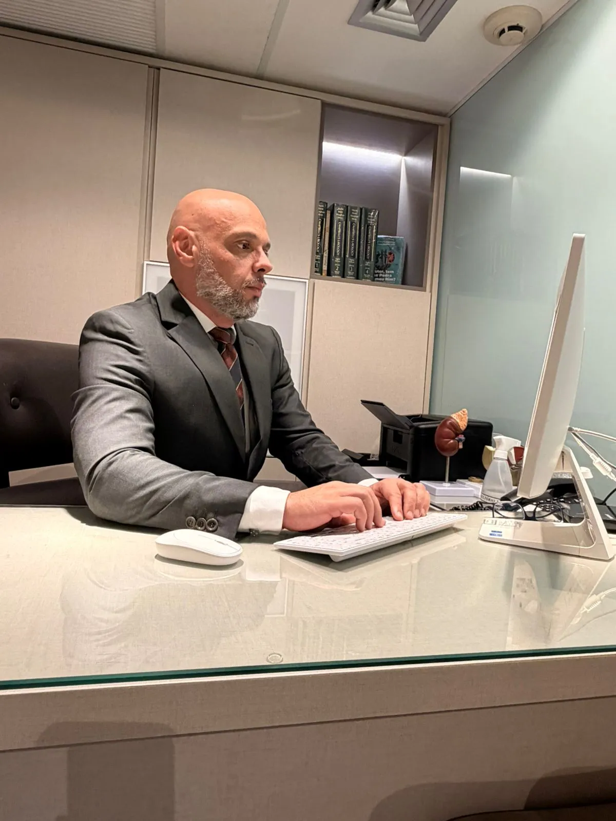 Dr. Berthran Garcia em ambiente clínico